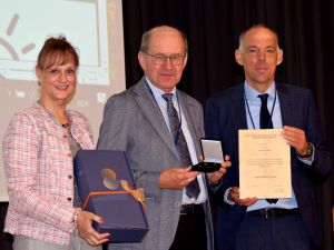 Foto (c): DGfZ; v.l.: Dr. Bettina Bongartz (DGfZ, Dr. Hans Ableiter, Prof. Dr. Jörn Bennewitz, Fachgebietsleiter für Tiergenetik und Züchtung der Universität Hohenheim